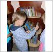 Galeria zdjęć:  	Dzieci z Przedszkola Samorządowego w Gorzkowicach w bibliotece. Link otwiera powiększoną wersję zdjęcia.